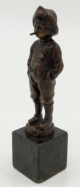 Bronzen figuur van een rokende jongen