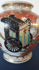 Japanse vaas met een versiering van een koets