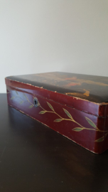 Oosterse zwart en donkerbruine lakdoos