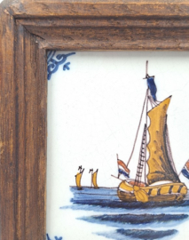 Tegeltje met zeilschip in houten lijst