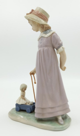 Lladro beeldje 'Girl with wagon'