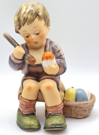 Hummel beeldje 'Ostereiermalen / Easter's coming'