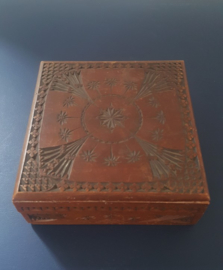 Houten kistje met gesneden decoratie