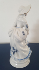Beeldje van dame met kruik