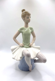 Lladro Laura sitting green ballerina #1360