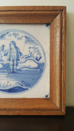 Tegeltje met jongen en ekster in houten lijst