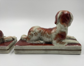 2 aardewerk liggende honden