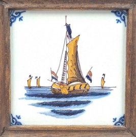 Tegeltje met zeilschip in houten lijst