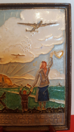 Cloisonné tegeltje  "Voedsel - Vrede - Vrijheid 29 april 1945 - 5 mei"
