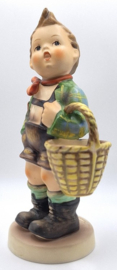 Hummel beeldje 'Dorfbub / Village boy'