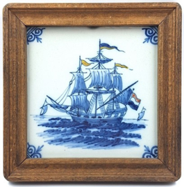 Makkum tegeltje met zeilschip in houten lijst