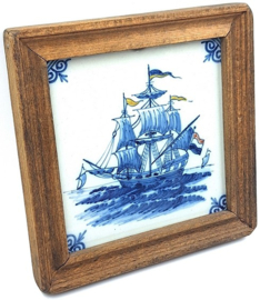 Makkum tegeltje met zeilschip in houten lijst