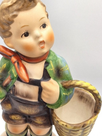 Hummel beeldje 'Dorfbub / Village boy'