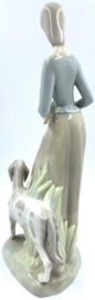 Casades beeld vrouw met twee honden