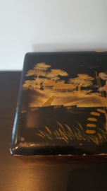 Oosterse zwart en donkerbruine lakdoos