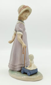 Lladro beeldje 'Girl with wagon'