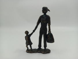 Bronzen beeld moeder met kind