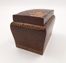 Houten theekistje met florale decoratie