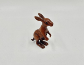 Netsuke van een kangoeroe met jong