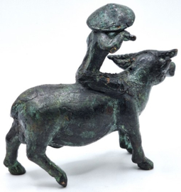 Bronzen waterbuffel met muzikant