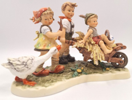 Hummel beeld 'Erntezeit / Harvest time'