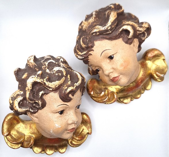 Paar handbeschilderde Putti hoofden