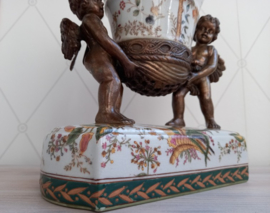 Milieu de table met bronzen putti