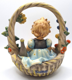 Hummel beeldje 'Der Geschenkkorb / A basket of gifts'