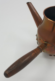 Koperen schenkkan met houten handvat