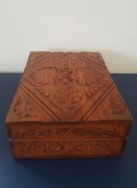 Houten kistje met floraal decor
