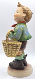Hummel beeldje 'Dorfbub / Village boy'