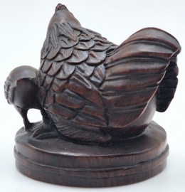 Netsuke van een kip met kuiken