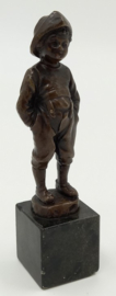 Bronzen figuur van een rokende jongen