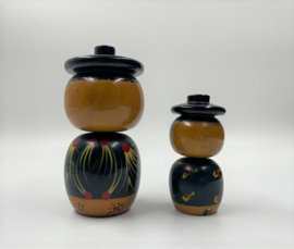 Twee kokeshi poppen