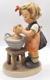 Hummel beeldje 'Puppenbad / Doll bath'