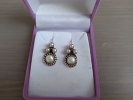 Zilveren oorhangers met parels