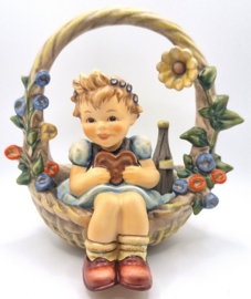 Hummel beeldje 'Der Geschenkkorb / A basket of gifts'