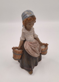 Lladro "Meisje met twee emmers"