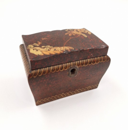 Houten theekistje met florale decoratie