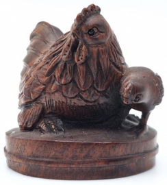 Netsuke van een kip met kuiken