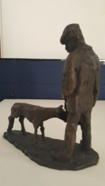 Bronzen beeld boer voert kalf