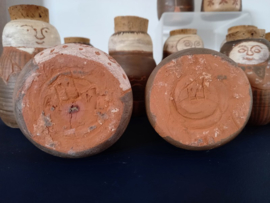 16 kleine terracotta voorraadpotten