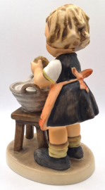Hummel beeldje 'Puppenbad / Doll bath'