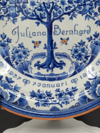 Grote sierschotel van Juliana en Bernhard