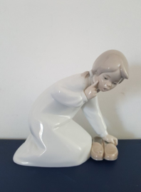 Lladro beeldje, meisje met slippers