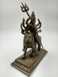 Krijgsgodin Durga op haar leeuw