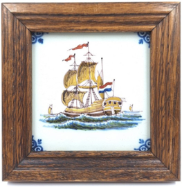Makkum tegeltje met zeilschip in houten lijst