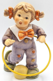 Hummel beeldje 'Hula-Hoop / Playing around'