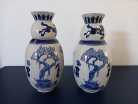 2 decoratieve vazen met Chinees decor