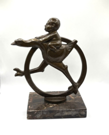 Bronzen beeld van jongetje op struisvogel